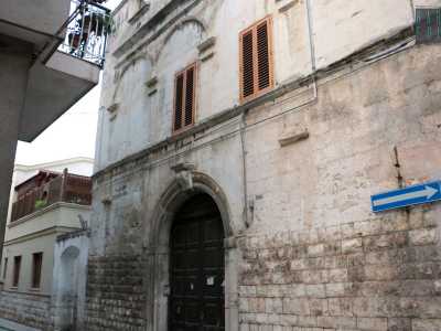 Infine sempre sulla stessa strada, sulla sinistra, si affaccia Palazzo Valerio-Longo costruito tra 1568 e 1677 e il cui aspetto risente molto del restauro di inizio 700. La struttura presenta due sezioni diverse, con altrettanti ingressi e stemmi. Nicola Longo, medico e rivoluzionario italiano, durante il Risorgimento fece di questo palazzo la sede dei garibaldini della provincia